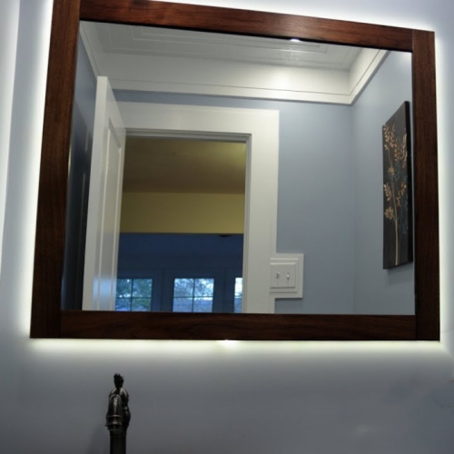 Espejo retroiluminado LED con marco de madera