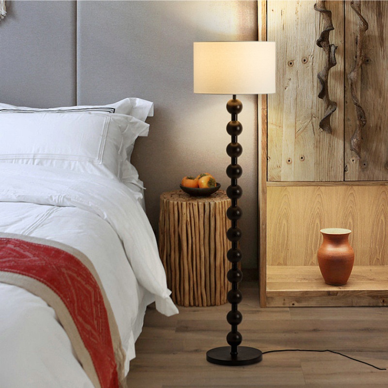 Lámpara de pie de madera para dormitorio.