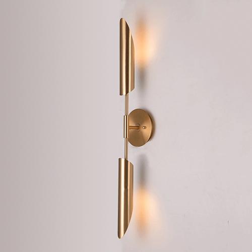 lámpara de pared de metal dorado

