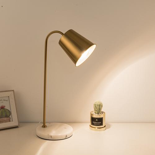 lámpara de escritorio de oro
