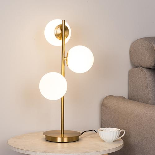 
     Lámpara de mesa con globo de cristal de 3 luces
    