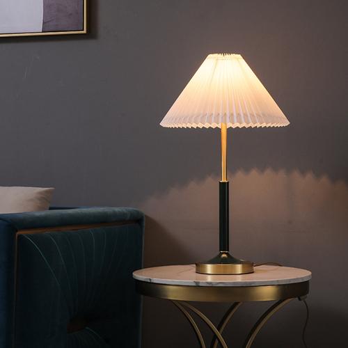 Lámpara de mesa con pantalla plisada