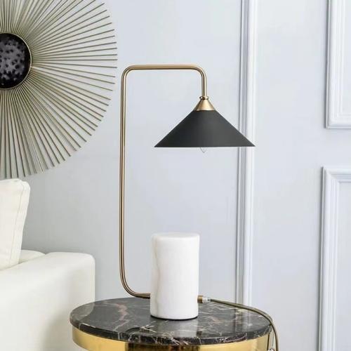 Lámpara de escritorio dorada y negra con base de mármol
