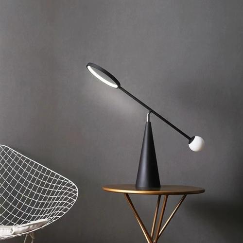 Lámpara de escritorio LED negra moderna